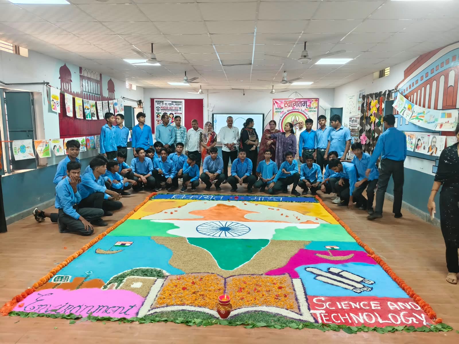 फोटो : सोनीपत के राजकीय विद्यालय, जाखौली में बनाई गई रंगोली दिखा रहे विद्यार्थियों के साथ शि