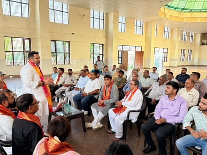 फोटो: सोनीपत की ऋषि कॉलोनी स्थित सामुदायिक केंद्र में बैठक के दौरान कार्यकर्ताओं को संबोधित क