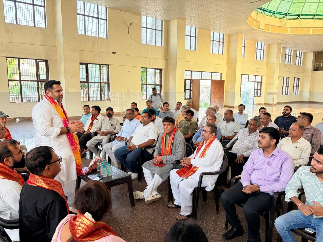 फोटो: सोनीपत की ऋषि कॉलोनी स्थित सामुदायिक केंद्र में बैठक के दौरान कार्यकर्ताओं को संबोधित क