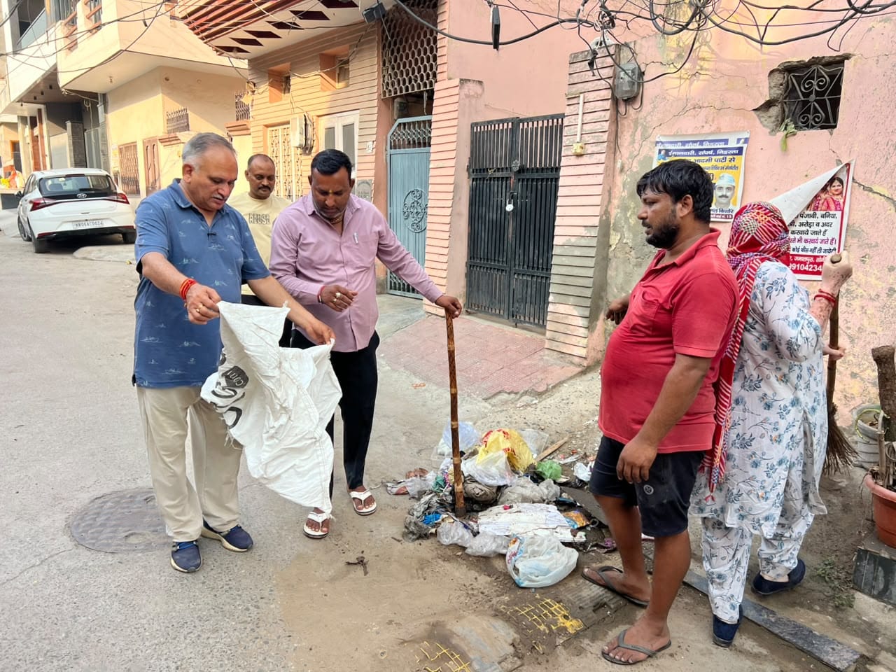 फोटो : सोनीपत के दयाल चौक के पास कूड़ा उठवाते मेयर राजीव जैन। स्रोत: प्रवक्ता