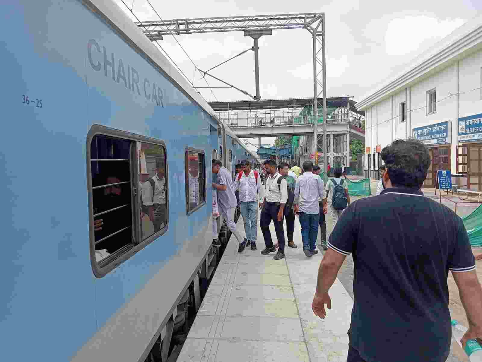 फोटो:  सोनीपत रेलवे स्टेशन पर एक्सप्रेस ट्रेन में सवार होते यात्री। संवाद