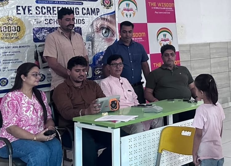 फोटो - विजडम स्कूल में बच्चे की आंखों की जांच करते हुए। स्रोत - प्रवक्ता