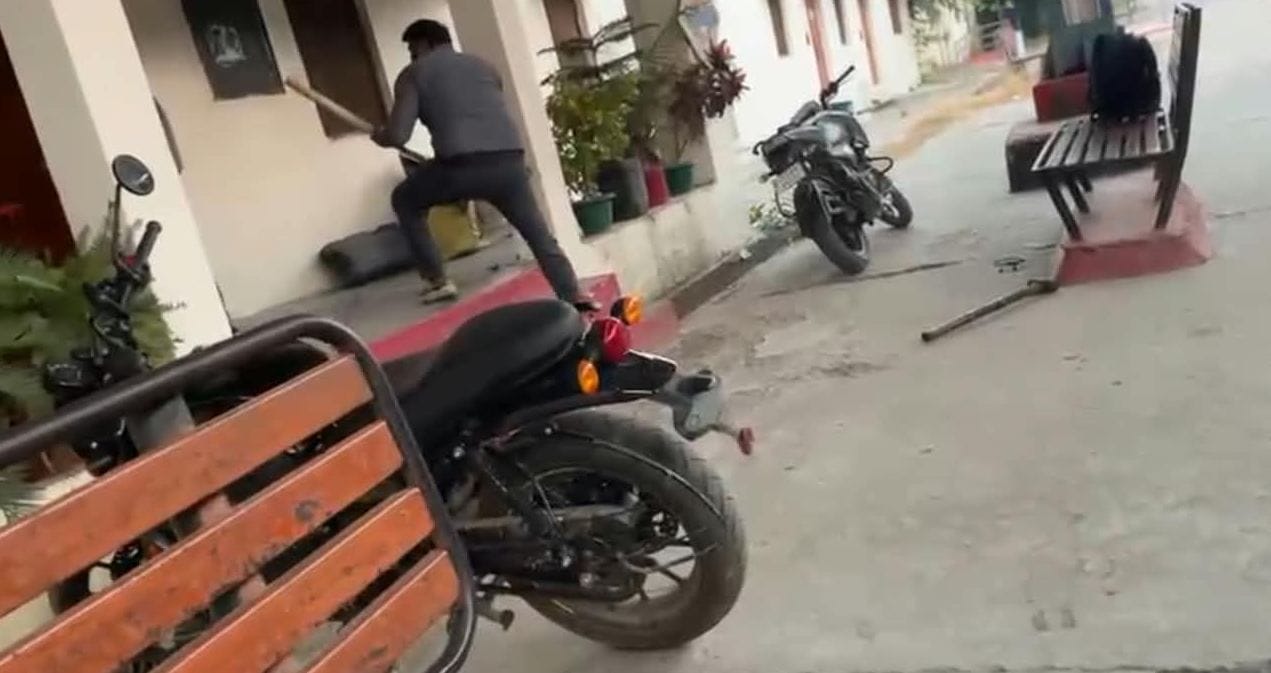 फोटो41कासगंज सिटी रेलवे स्टेशन पर रेलवे कर्मियों के बीच हुए विवाद का फोटो। स्रोत:वीडियोग्रैव