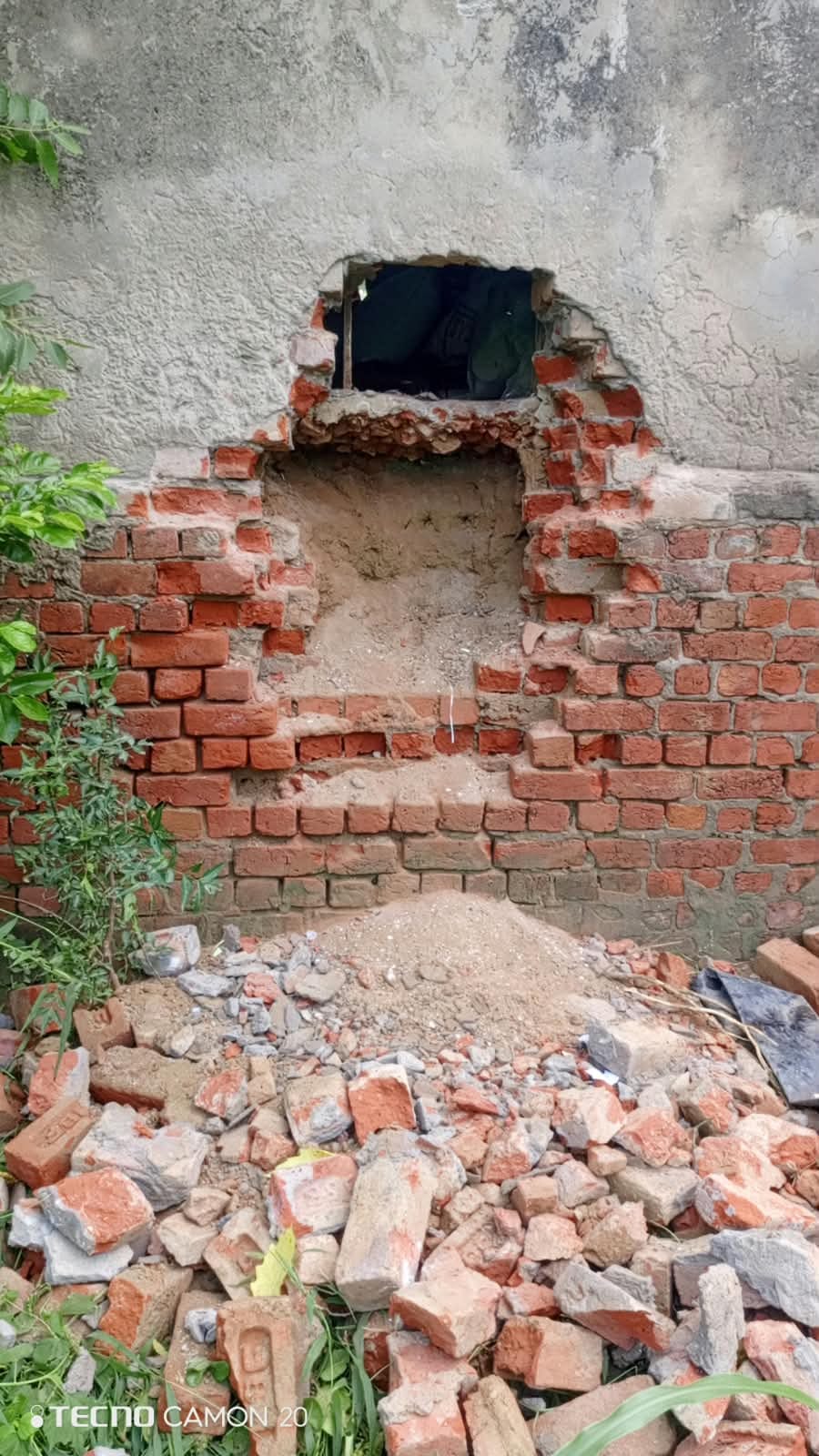 Theft by cutting the walls of two shops in one night