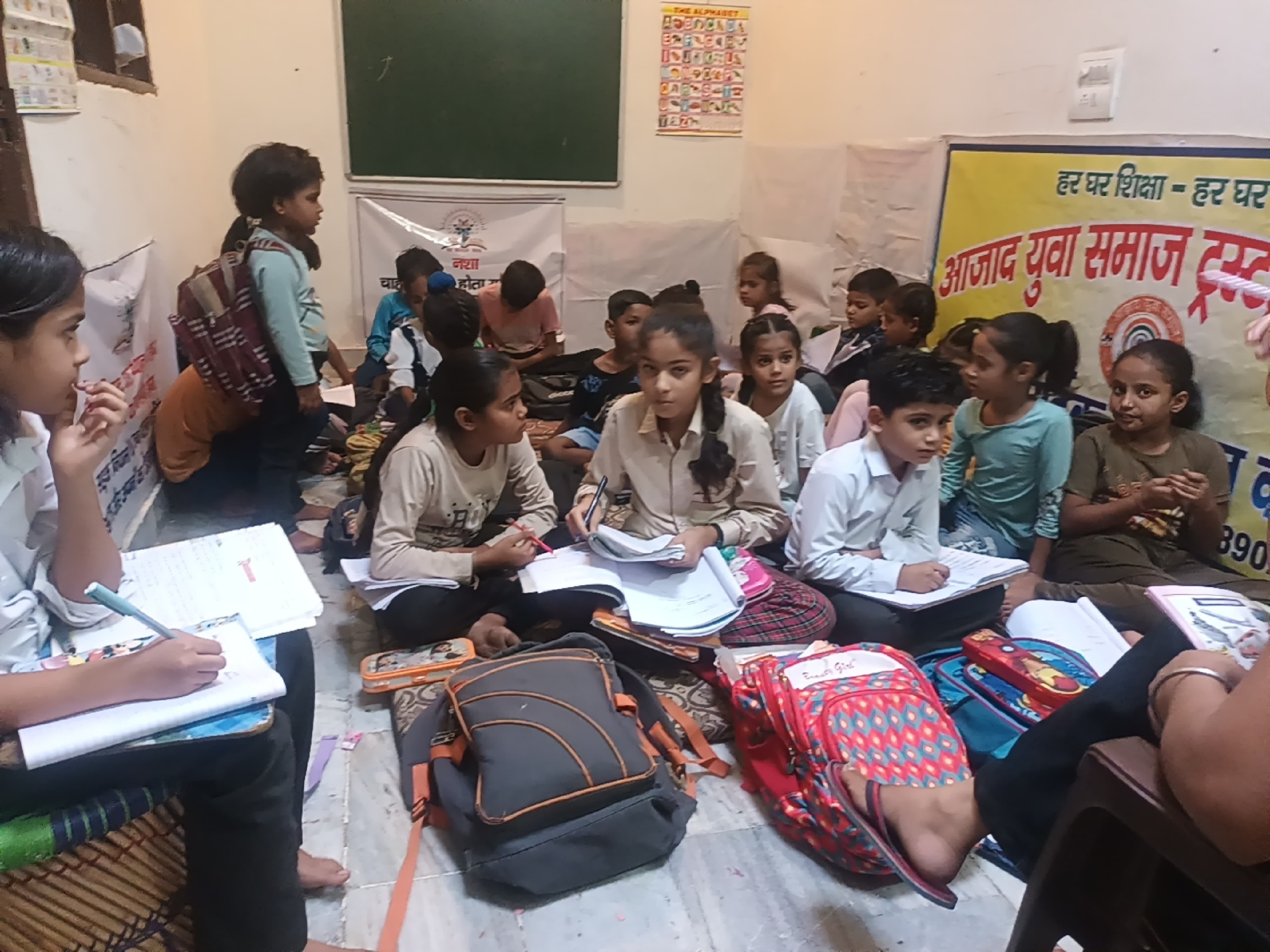 फतेहाबाद में नवकल्याण संस्था के सदस्य बच्चों को पढ़ाते हुए स्त्रोत संस्था