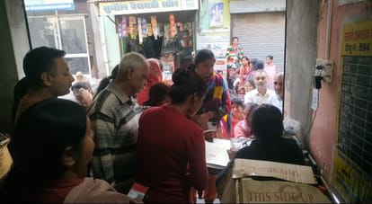फतेहाबाद। शहर के एक राशन डिपो पर राशन लेते लाभार्थी। लाइब्रेरी