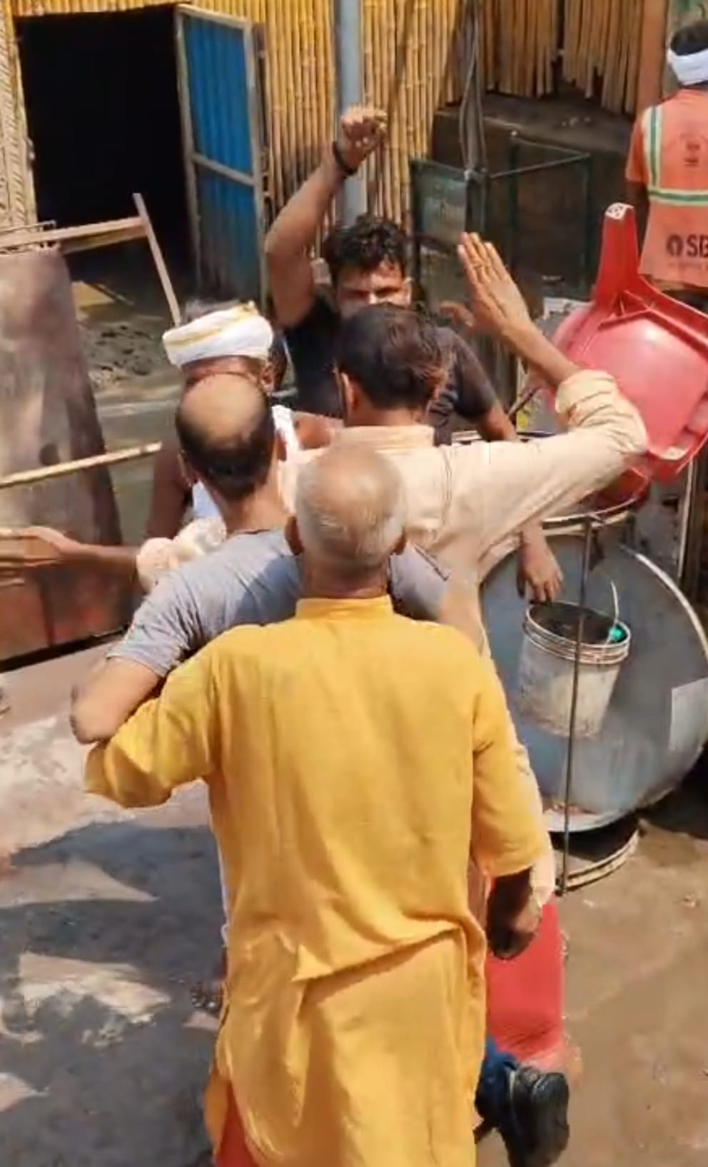 गंगा का जलस्तर उतरते ही घाट कब्जे को लेकर दुकानदारों और पंडों में मारपीट, वीडियो वायरलवाराणसी