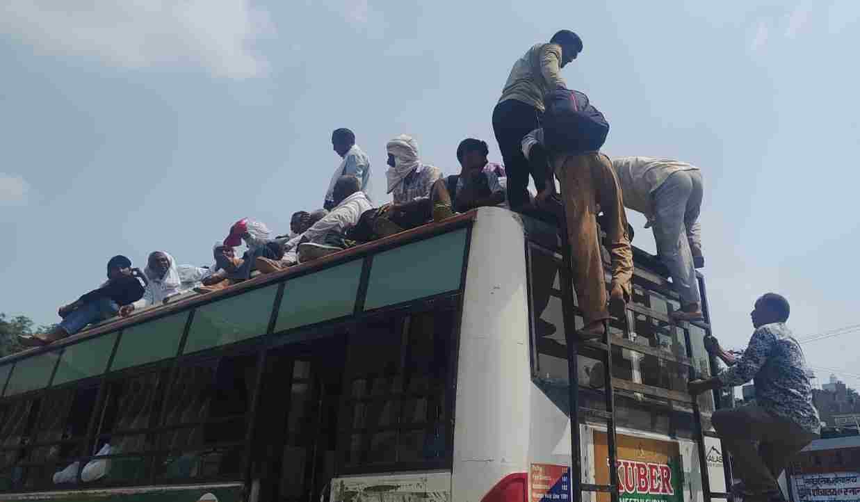 Roadways arrangements at the Gogamedi fair appeared inadequate; devotees traveled sitting on the roofs of buses.