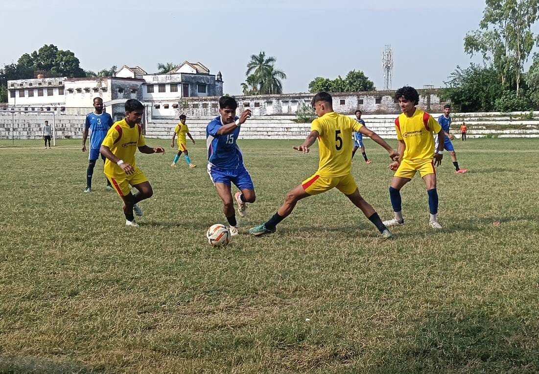 गोला के स्टेडियम में फुटबॉल टूर्नामेंट का उद्घाटन मैच खेलती टीमें। संवाद