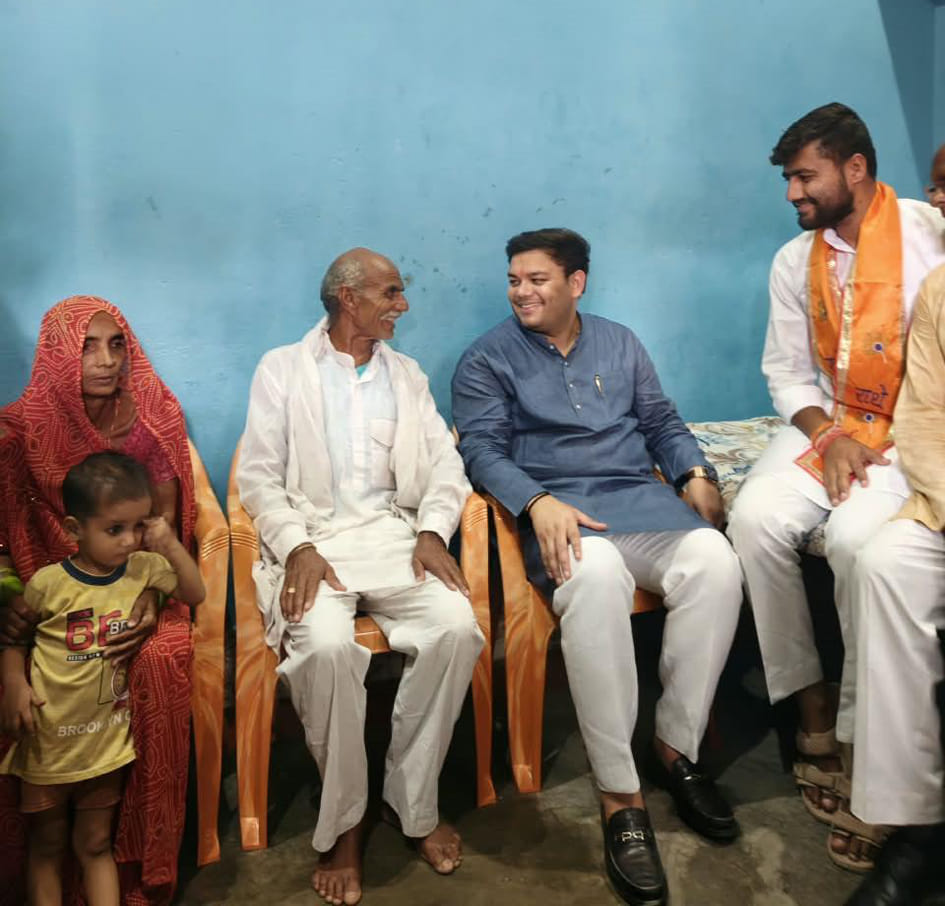 गुलवीर सिंह के पिता से बात करते हुए शिक्षा मंत्री संदीप सिंह 