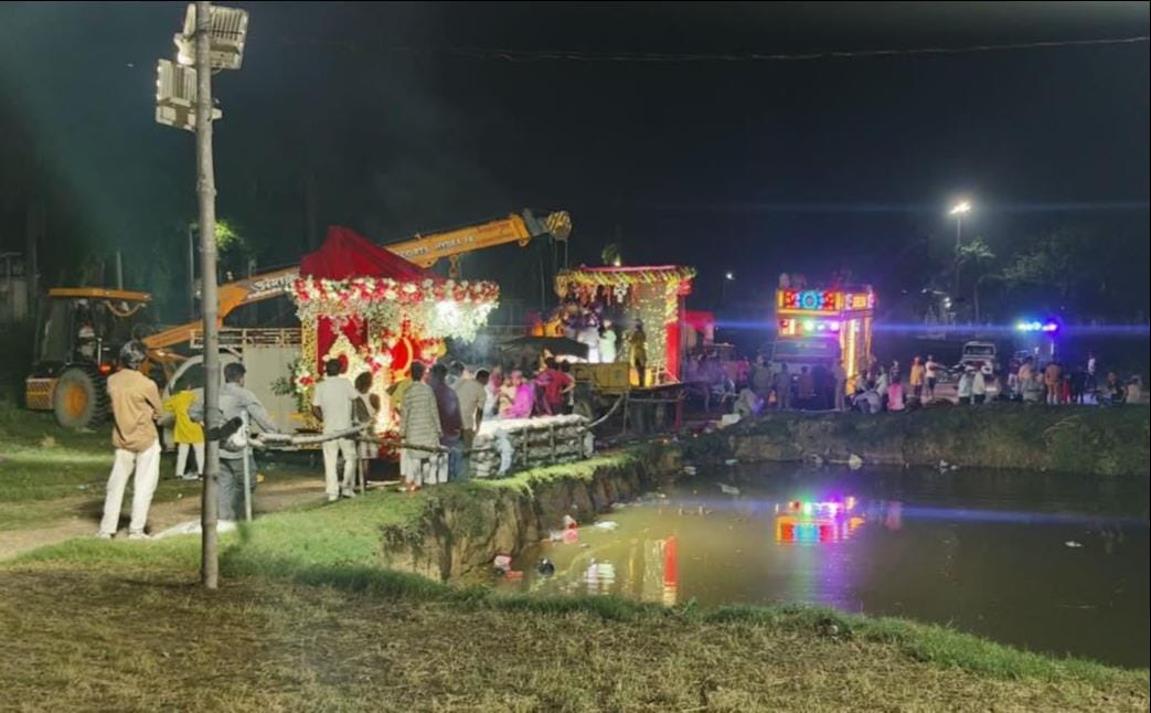 Immersion of Ganesh idols took place with faith and devotion.