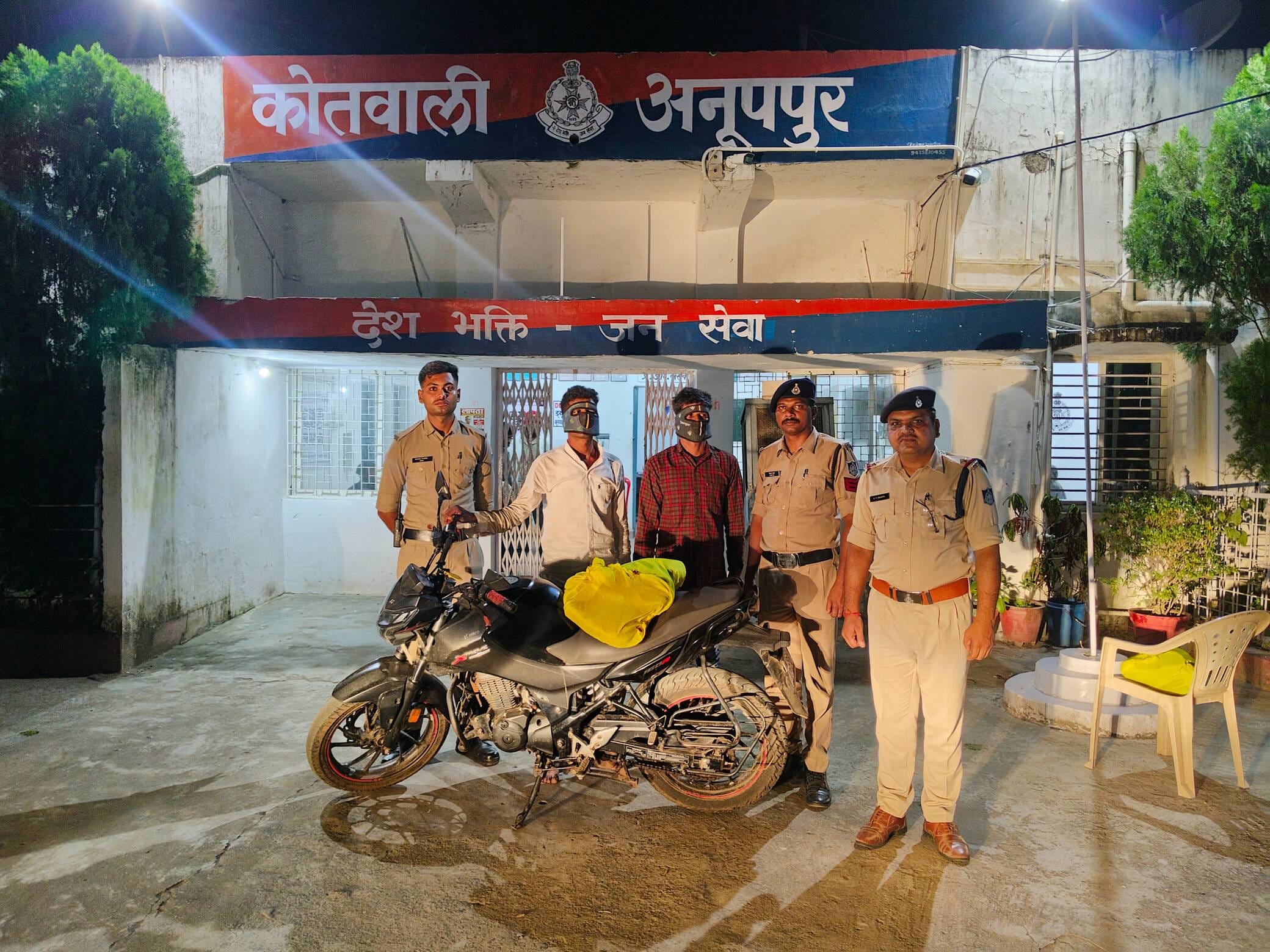 गिरफ्तार आरोपी और पुलिस टीम