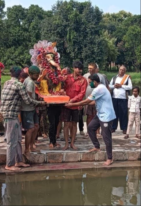 गड़ई नदी में गणेश प्रतिमा का विसर्जन करते ग्रामीण।-सोशल मीडिया।