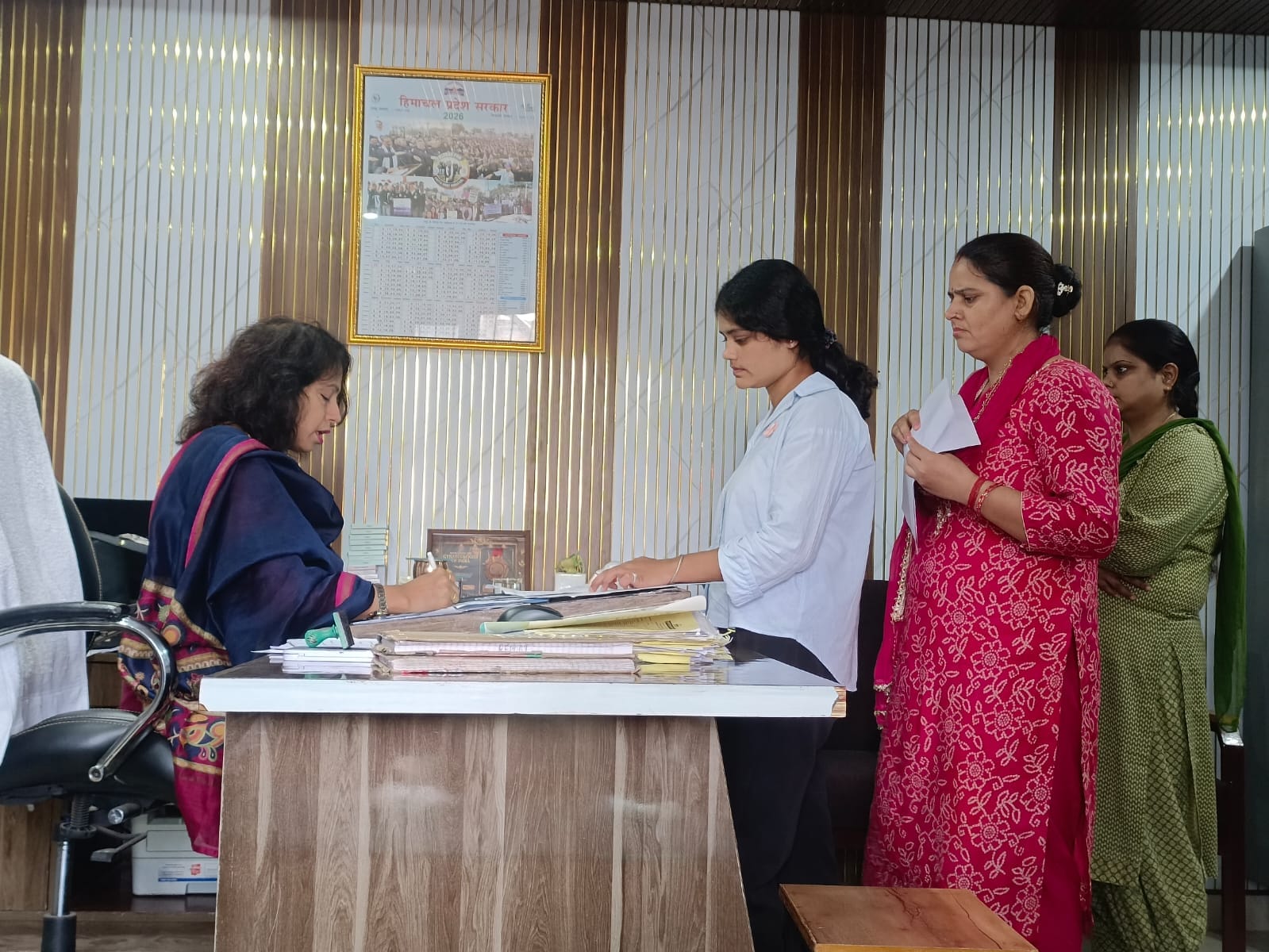 घुमारवीं अस्पताल में स्त्री रोग विशेषज्ञ व बीएमओ घुमारवीं ओपीडी में मरीजों की जांच करती हुई। सं