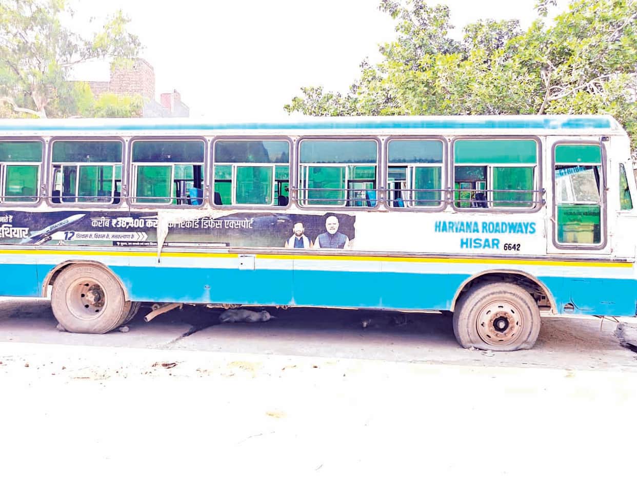 Worn-out tires are slowing down the speed of Roadways buses; staff claim that more than 20 buses stay parked in the workshop every day