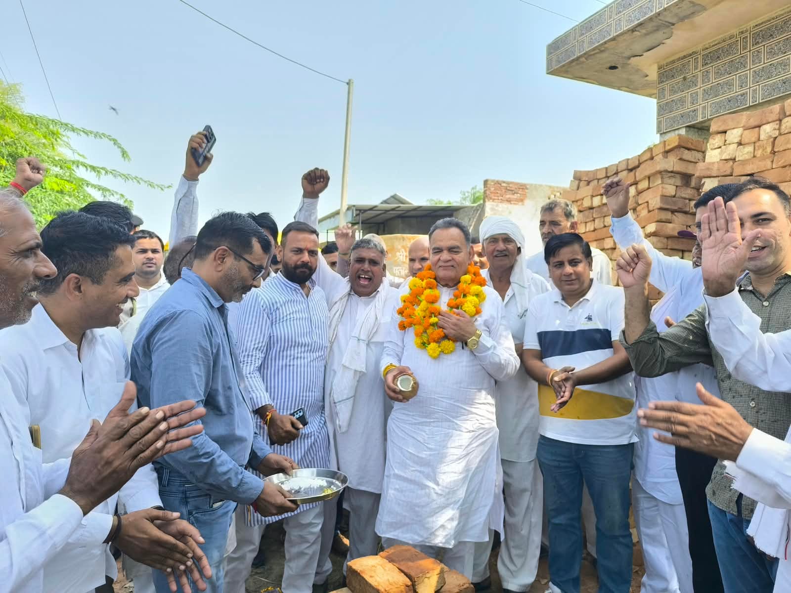 हांसी विकास कार्यों का शुभारंभ करते हुए विधायक विनोद भयाना। प्रशासन