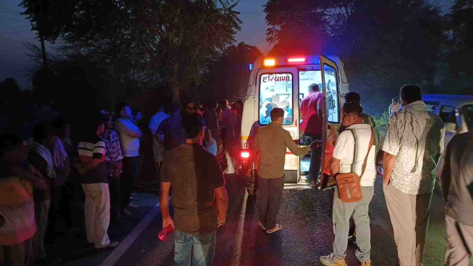हादसे के बाद एंबुलेंस से घायल को अस्पताल ले जाया गया। 