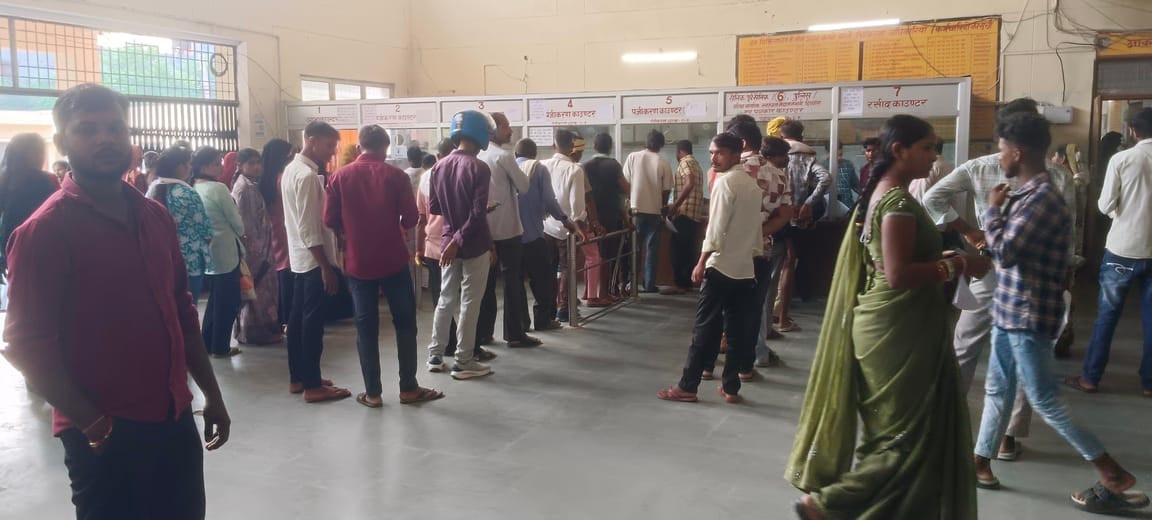 जिला अस्पताल में पर्ची काउंटर पर लगी मरीजों की लाइन-संवाद