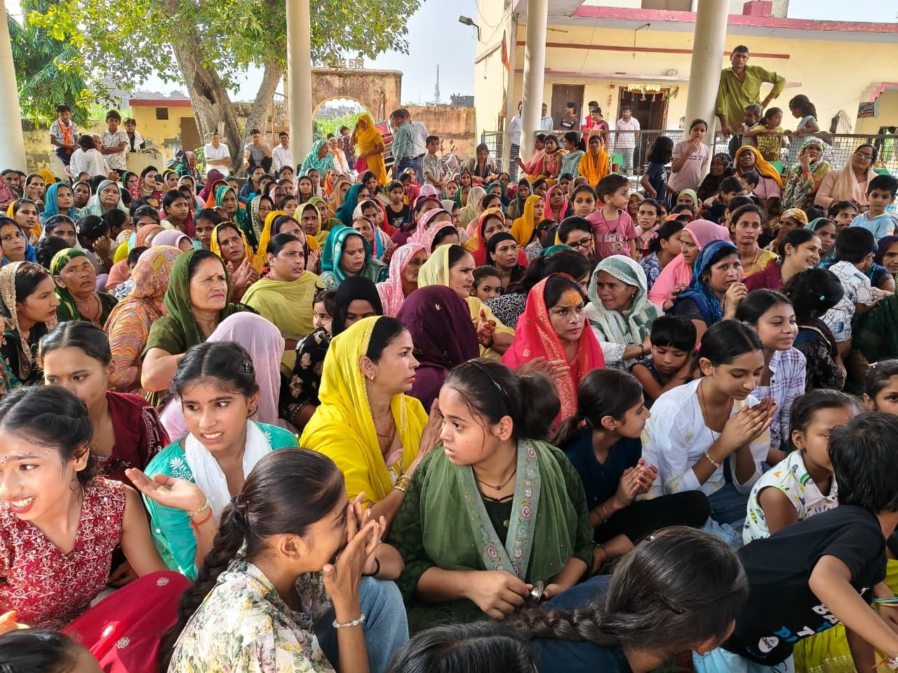 जलालाबाद में राधा अष्टमी पर यात्रा में शामिल श्रद्धालु। आयोजक