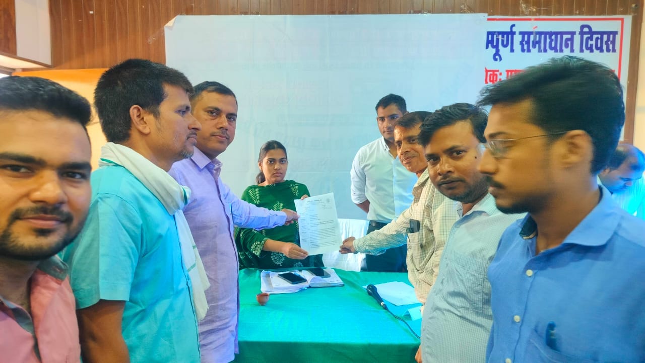 जमानिया तहसील में एसडीएम निधि को पत्रक सौंपते लेखपालगण। संवाद