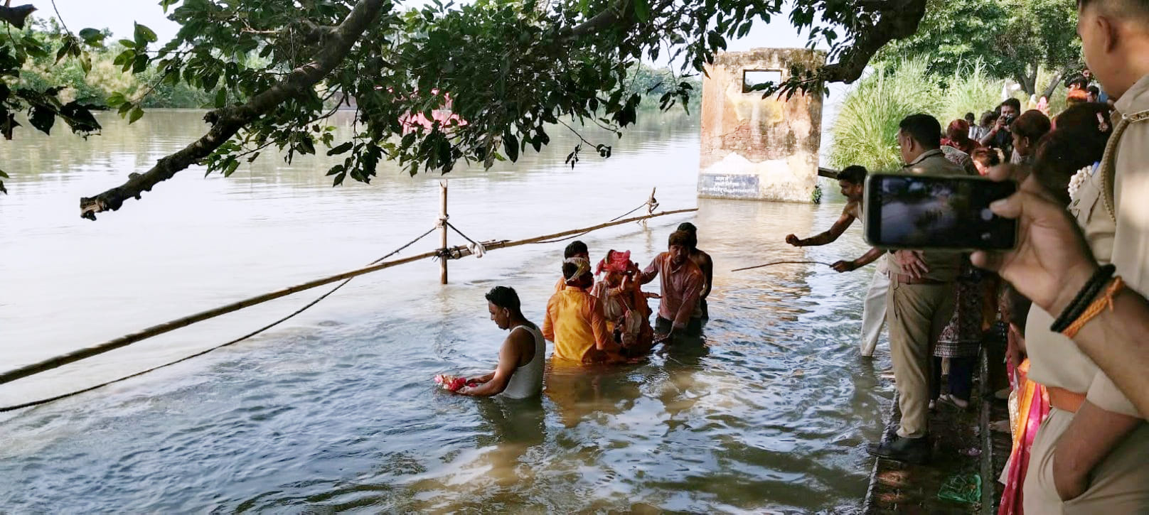 जानीखुर्द। भोला झाल पर गणेश विसर्जन करते श्रद्धालु फोटो संवाद