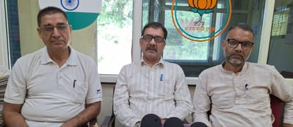 झंडूता में आयोजित पत्रकार वार्ता में बातचीत करते जिला परिषद सदस्य जरनैल सिंह। संवाद