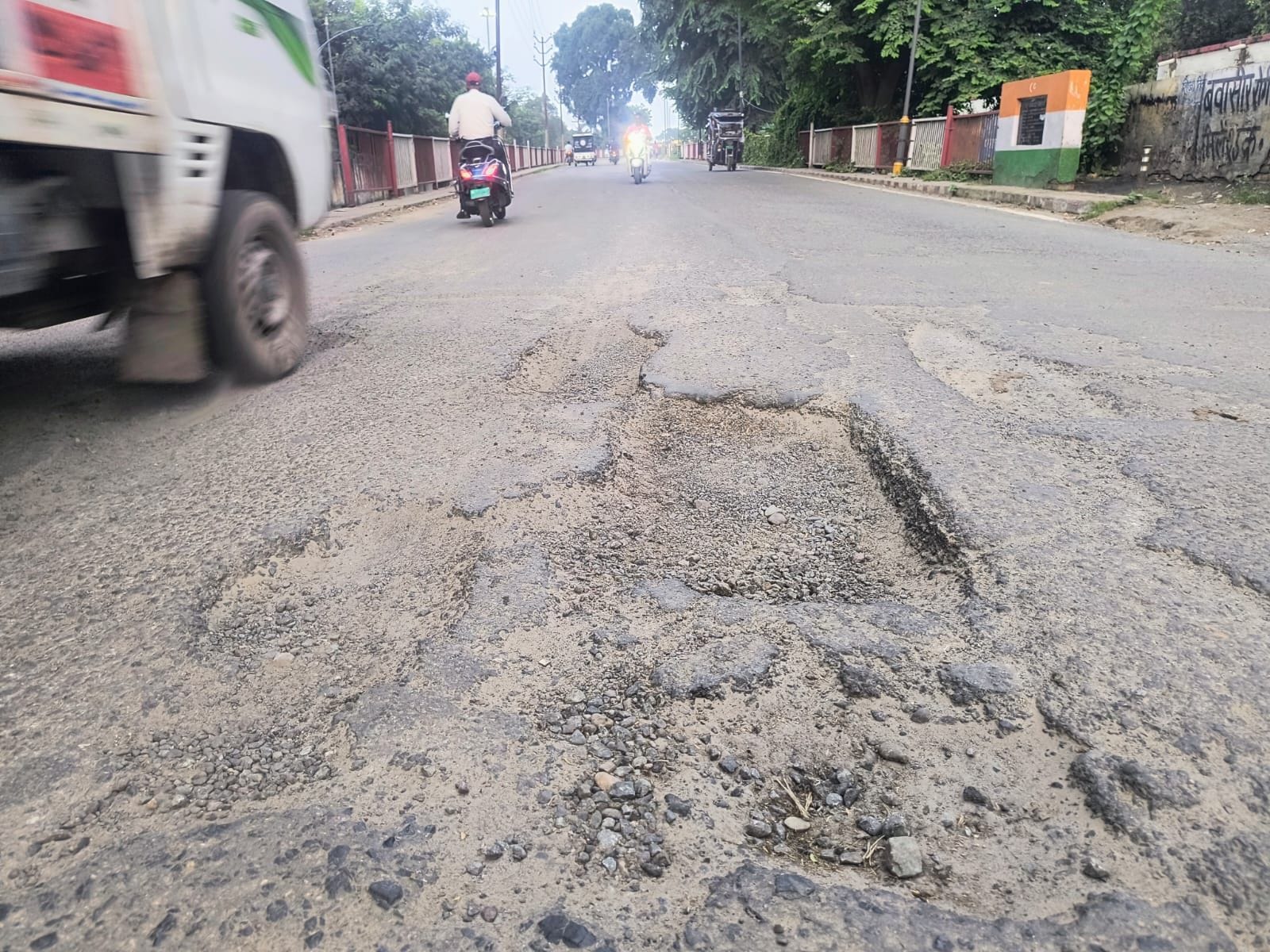 कचहरी ओवरब्रिज के पास रोडवेज की ओर जाने वाली सड़क पर गड्ढे। संवाद