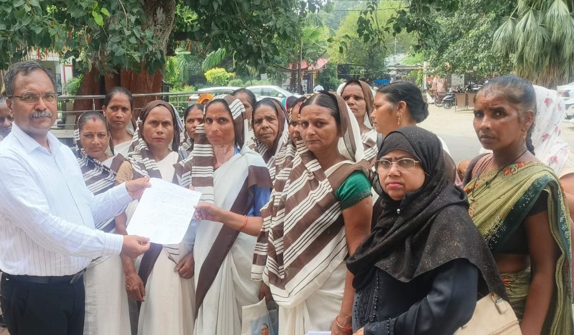 कलक्ट्रेट में सिटी मजिस्ट्रेट रजनीकांत को ज्ञापन देतीं आशा वर्कर। स्रोत: संगठन