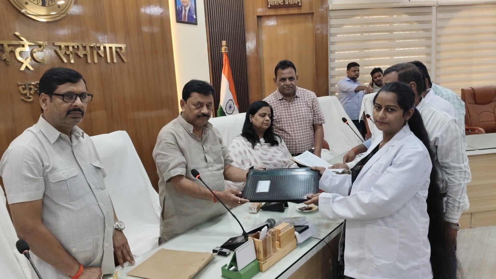 कलेक्ट्रेट सभागार में चयनित अभ्यर्थियों को नियुक्ति-पत्र देते सांसद विजय कुमार दूबे व अन्य।स्रो