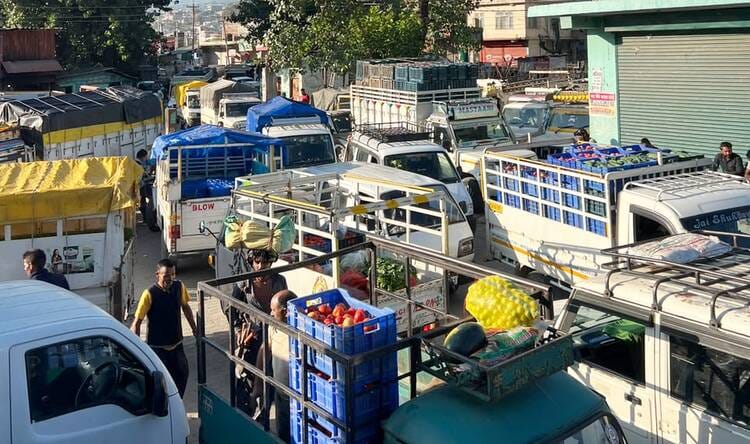 Auction platform falls short; fruit trade spills onto the street.