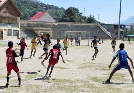 कुल्लू के ढालपुर मैदान में मेजर गैम प्रतियोगिता के दौरान हैडबॉल में दमखम दिखाते खिलाड़ी।-संवाद