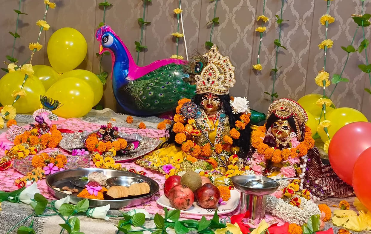 Devotees worshipped Radharani and prayed for the fulfillment of their wishes.