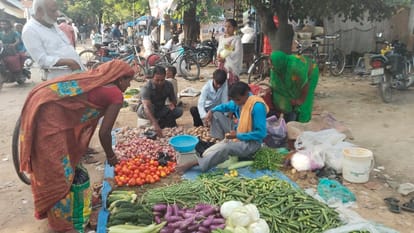 करही चौराहे पर सब्जी की खरीदारी करते लोग -संवाद