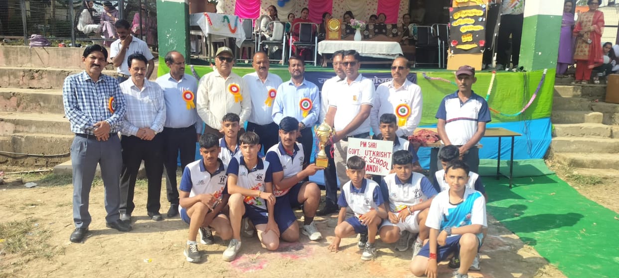 Players of PM Shri School Chandi hoisted the flag in Karate