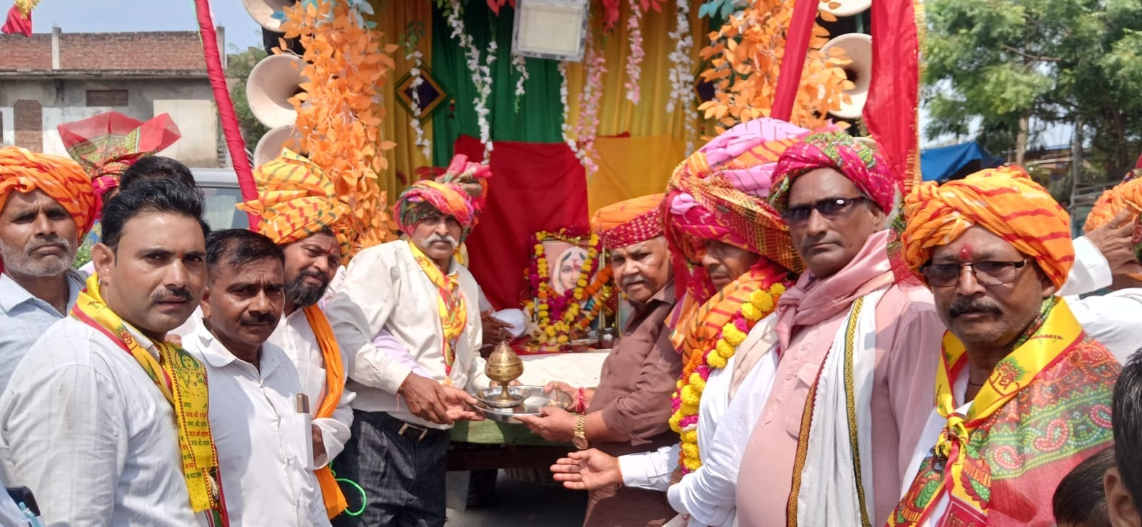 किरावली अछनेरा मे नारायणी पैलेस से माता नारायणी की आरती उतारकर पद यात्रा को अलवर नारायणी धाम रा