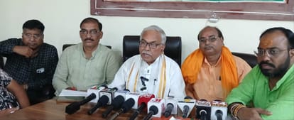 कार्यक्रम की जानकारी देते जिलाध्यक्ष अकबाल बहादुर तिवारी, साथ में मौजूद पदाधिकारी। संवाद