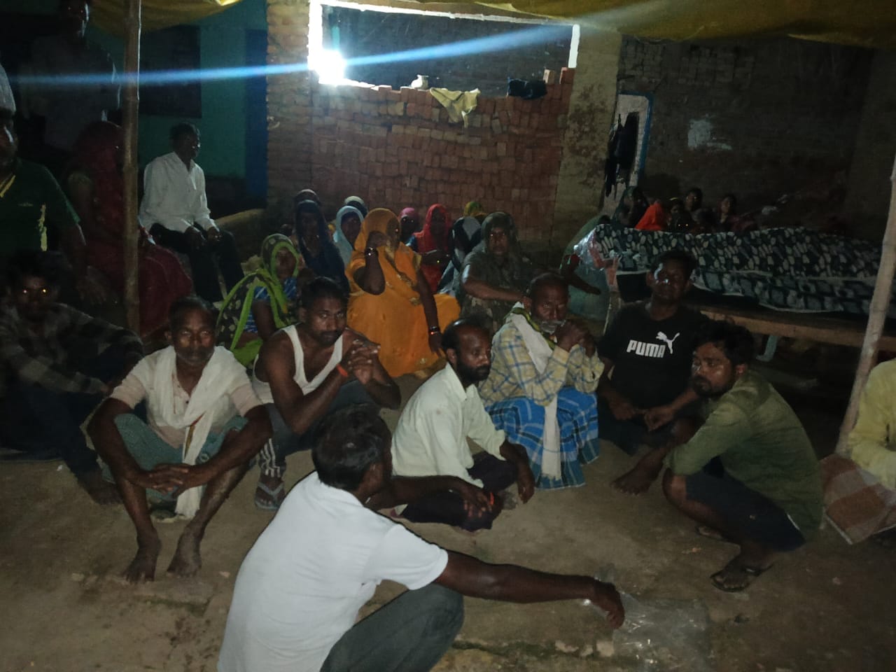 किसान की मौत के बाद रोते-बिलखते परिजन। स्रोत: ग्रामीण
