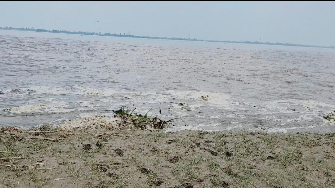 कटान करती सरयू नदी।