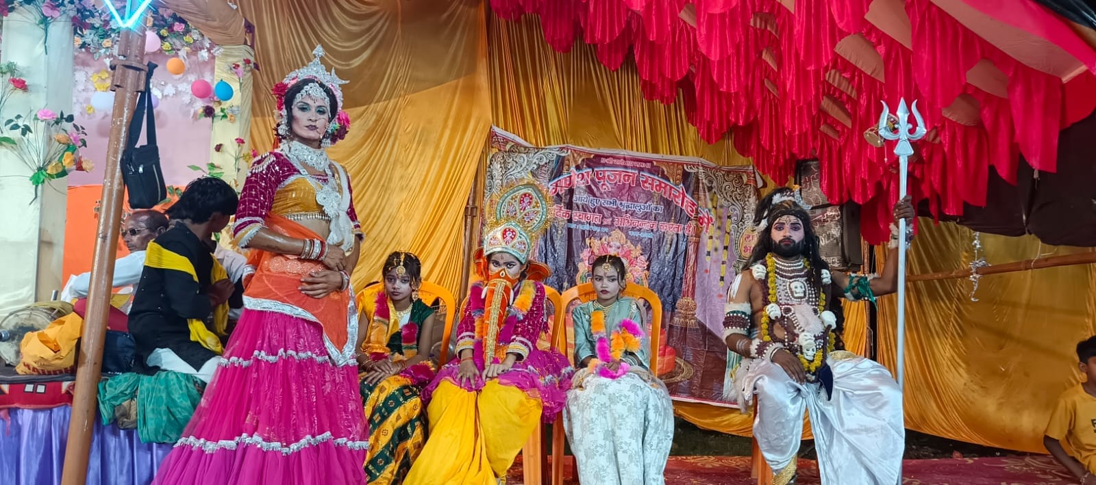 कटरा में आयोजित गणेश पूजा के दौरान झांकी प्रस्तुत करते कलाकार।- 