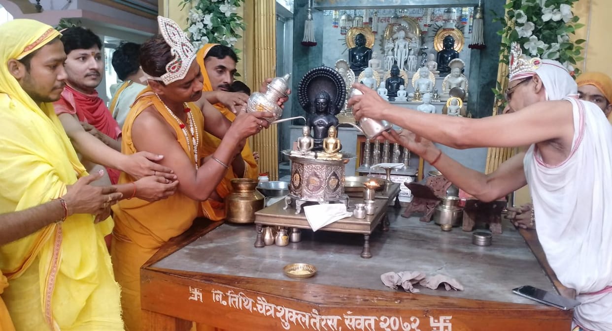 The auspicious mantra resonated during the grand anointing ceremony of Lord Parshvanath.