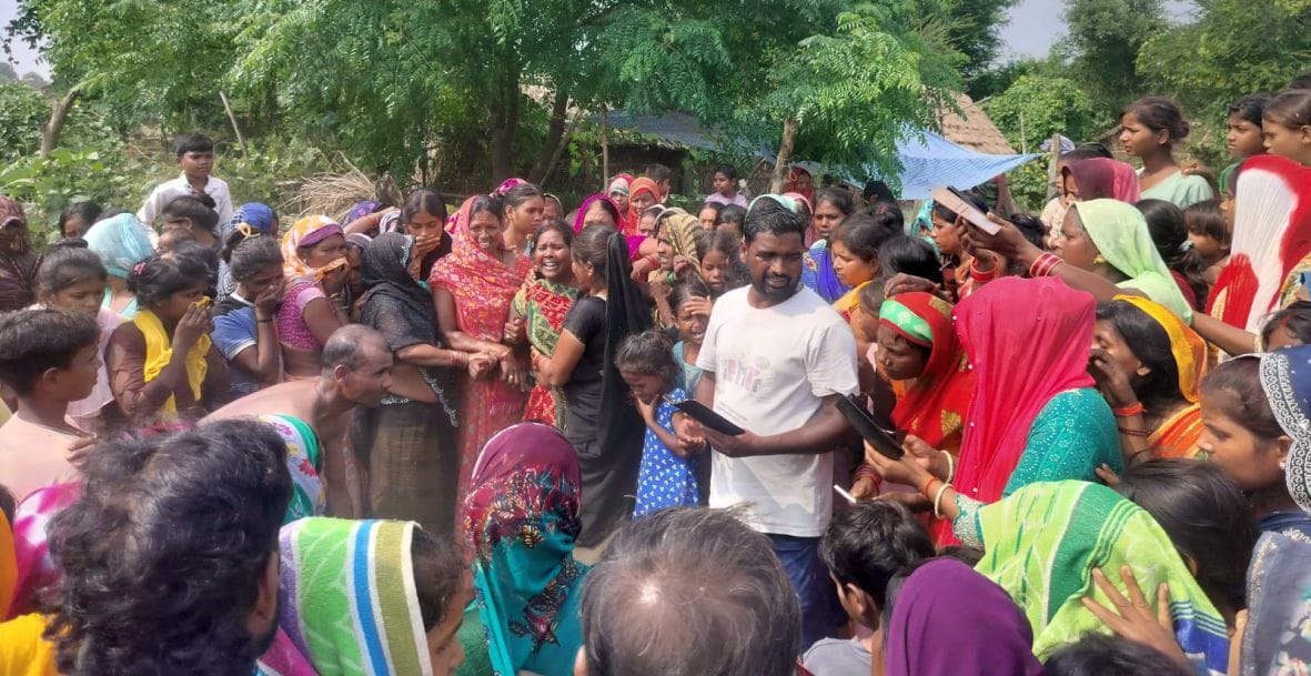. कुड़वार के पूरे रामदयाल भड़रा गांव के पास शव मिलने के बाद लगी ग्रामीणों की भीड़। स्रोत- ग्राम