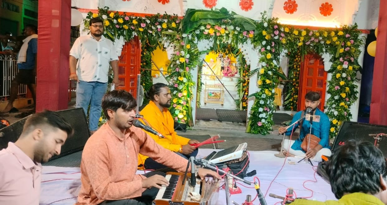 Shri Krishna and Radha Rani were adorned with flowers.