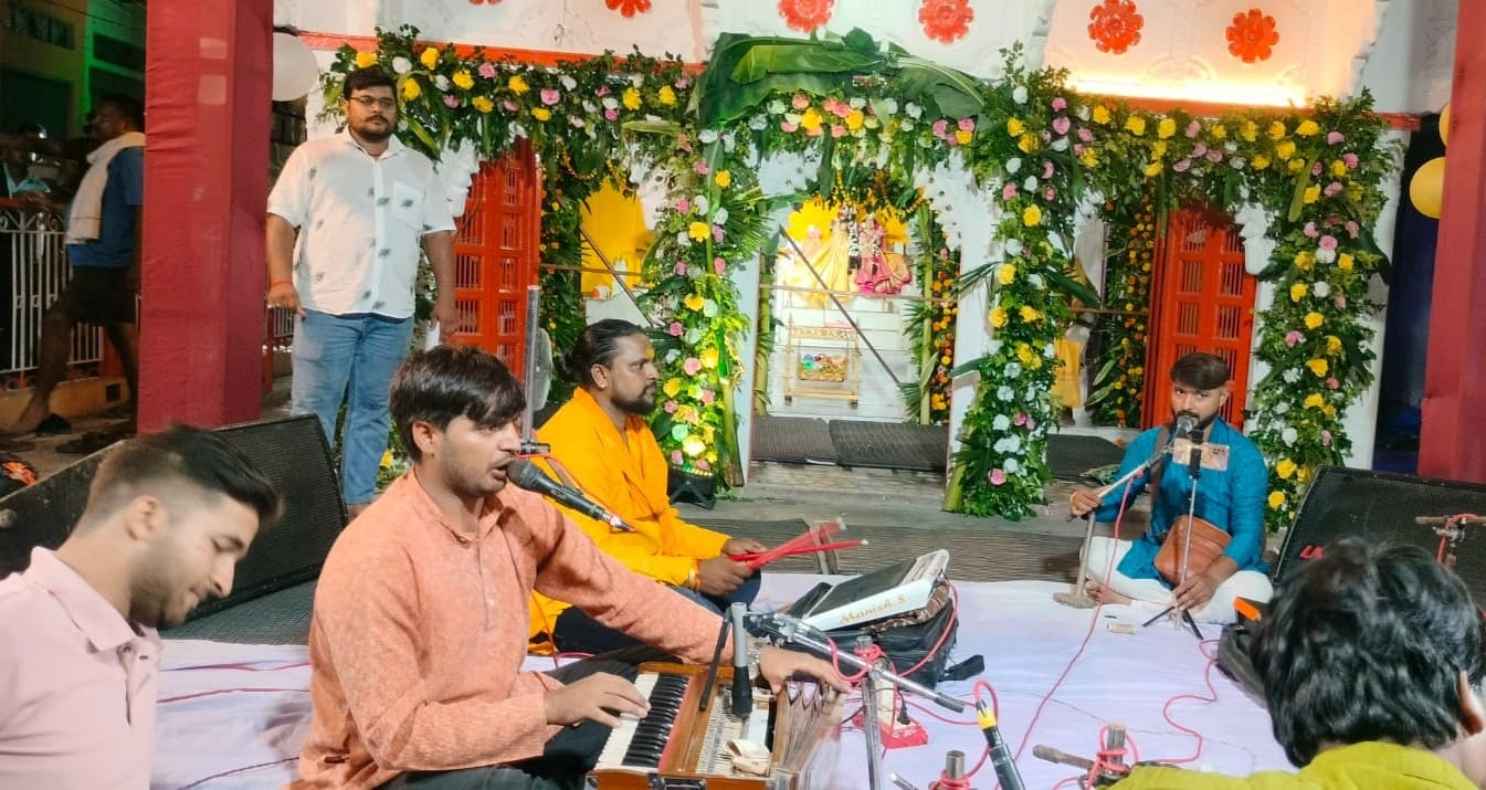 खमरिया स्थित राधा-कृष्ण मंदिर पर भजन-कीर्तन प्रस्तुत करते लोग। संवाद