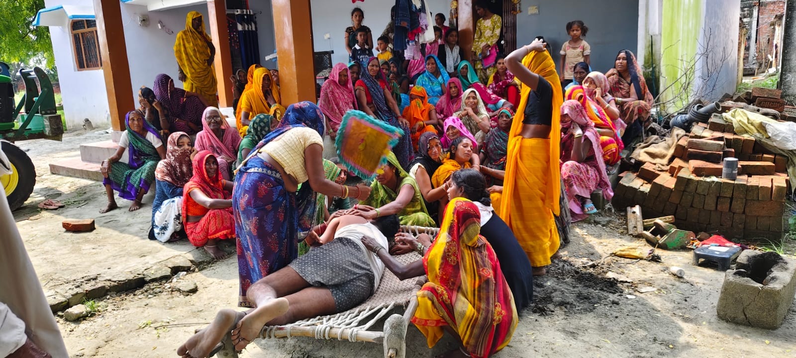 खानपुर थाना क्षेत्र के टड़वा में विवाहिता मोनिका की मौत के बाद बिलखते परिजन-संवाद