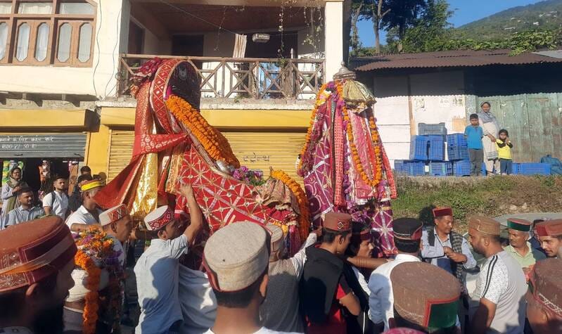 A grand divine reunion of Juani Mahadev and Veer Nath took place.
