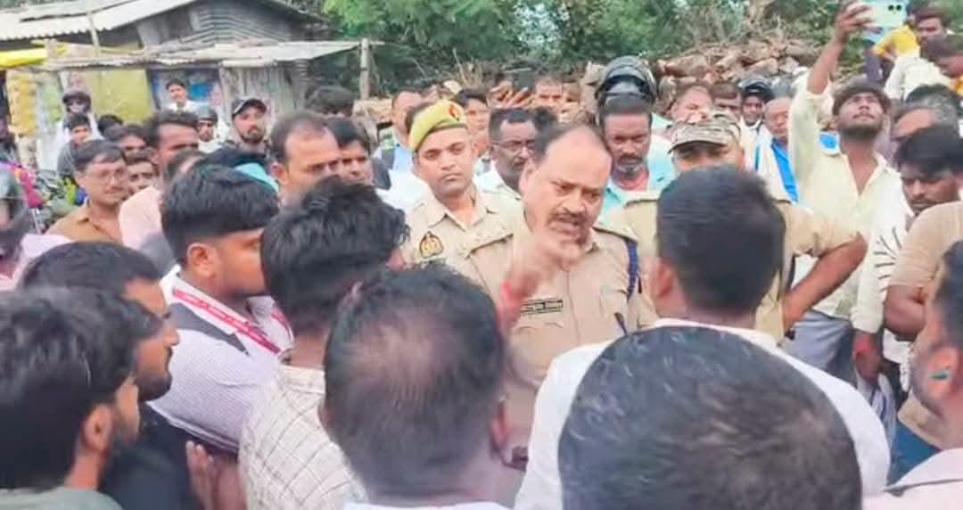 लापता युवक के नहीं मिलने पर बस्ती- टांडा मार्ग पर  ग्रामीणों ने लगाया जाम। स्रोत- सोशल मीडिया