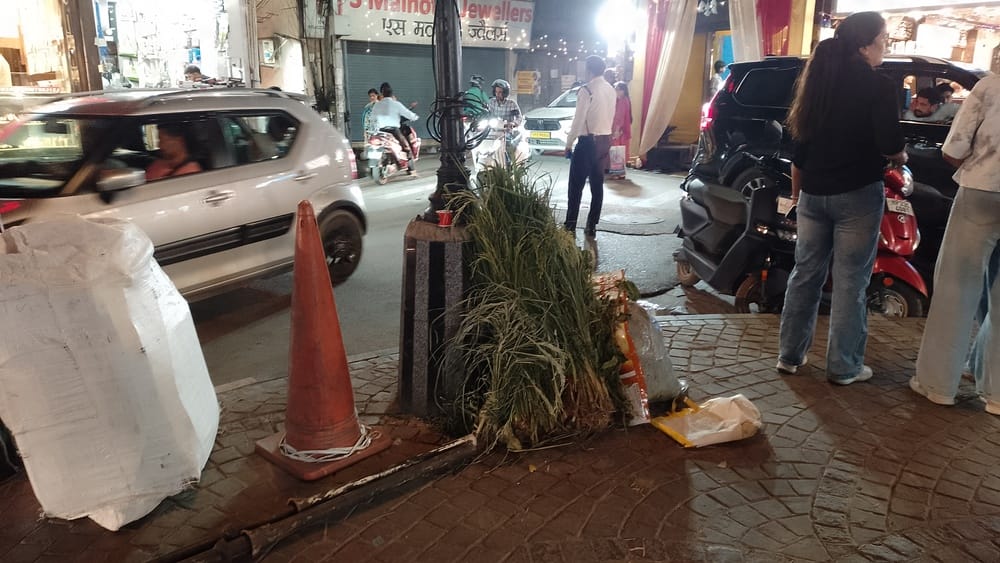 मंडी शहर के चौहटा बाजार में सायर पर्व के बाद चौराहे के किनारे फेंकी गई पूजा सामग्री। संवाद