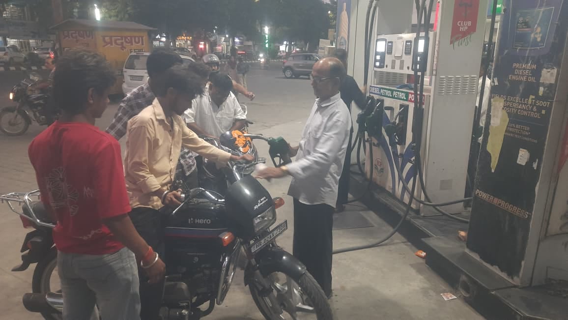 Petrol pump operators to accept cash payments starting the 15th