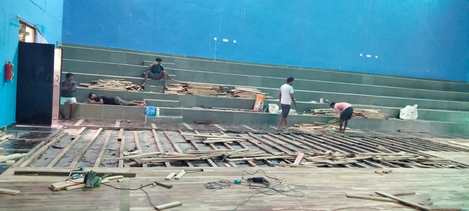 मरम्मत करते श्रमिक।