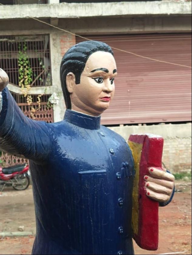 मरदह बस स्टैंड पर खुले आसमान के नीचे लगी डॉ. भीमराव अंबेडकर की प्रतिमा। संवाद